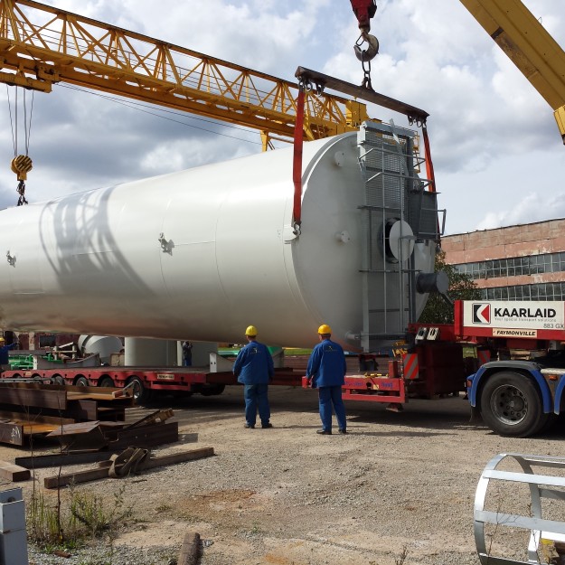 Погрузка танка на корабль